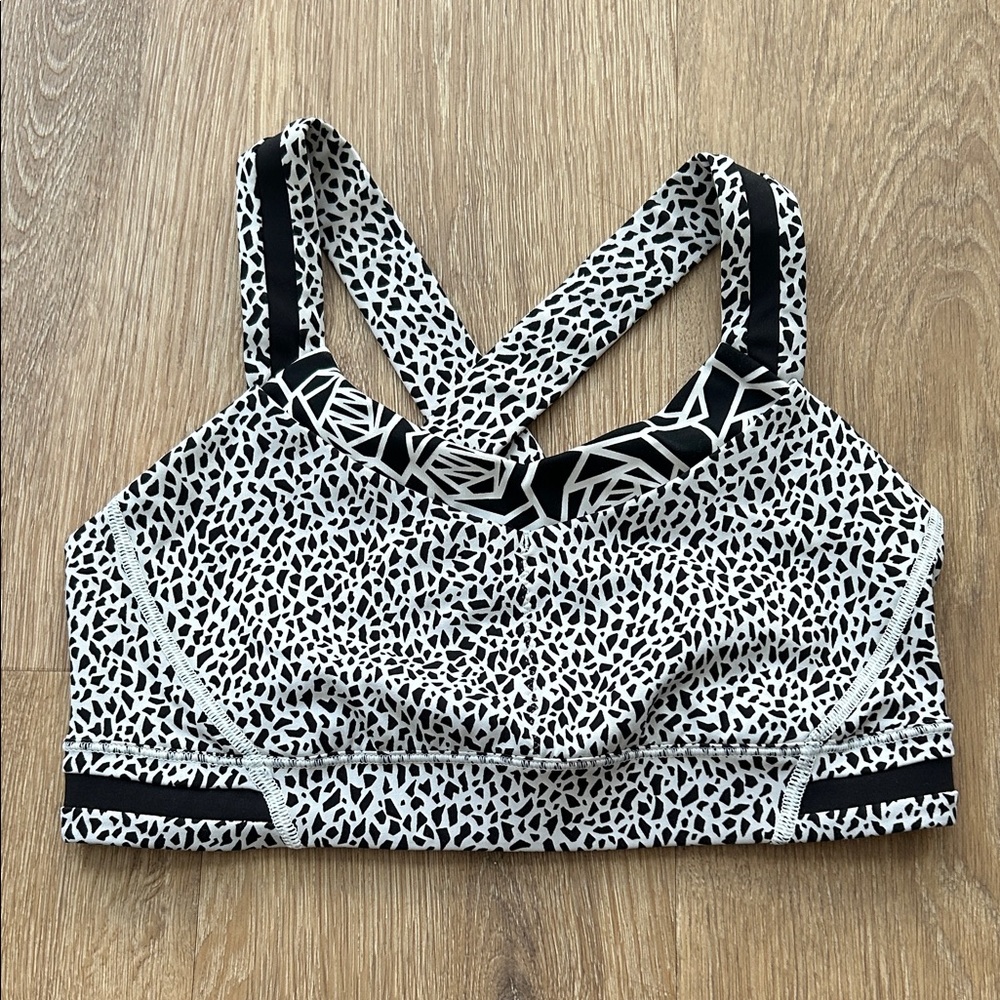 Lululemon Black White Graphic Print Criss Cross Back Sports Bra Size 6